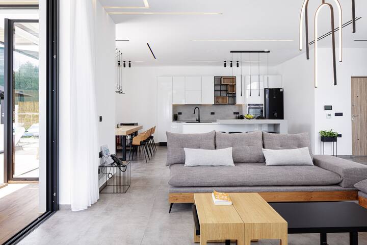 Luxury ensuite villa in Pigi, steps to amenities! gallery image 4