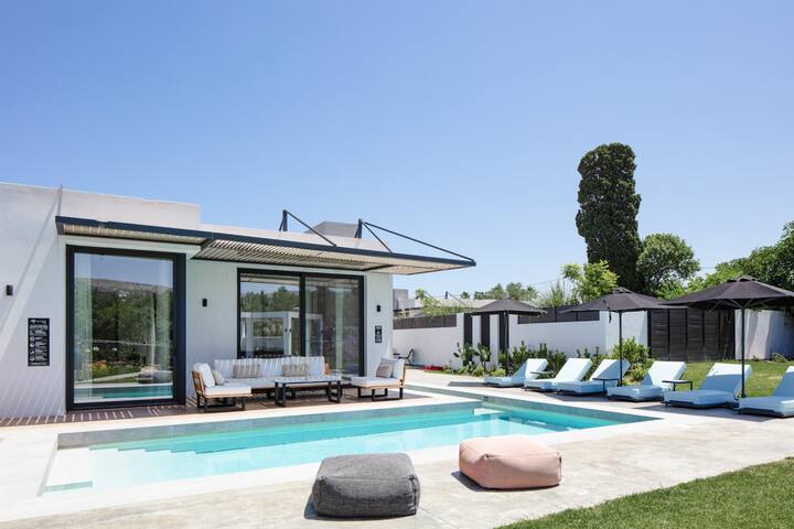 Luxury ensuite villa in Pigi, steps to amenities! gallery image 5