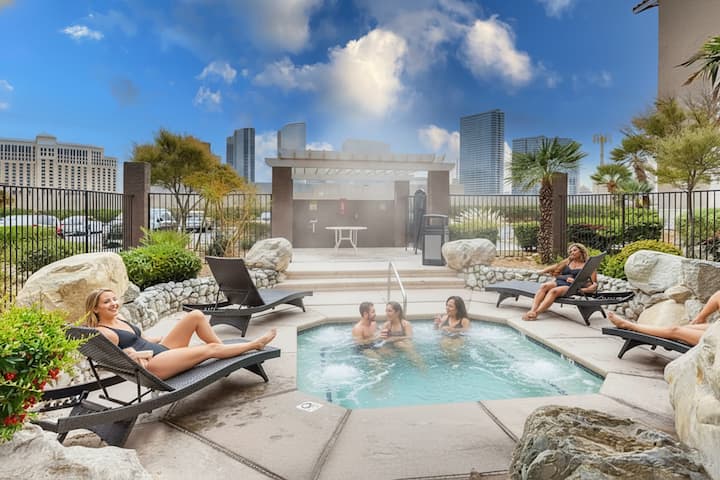 Vegas Pool Home W/ Heated Pool & Spa Near Strip - Las Vegas, NV