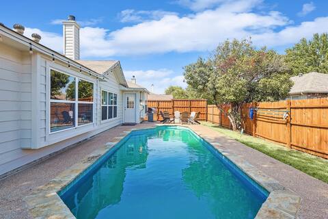 4BD,2BA Saginaw Sanctuary - Pool, Firepit, Laundry