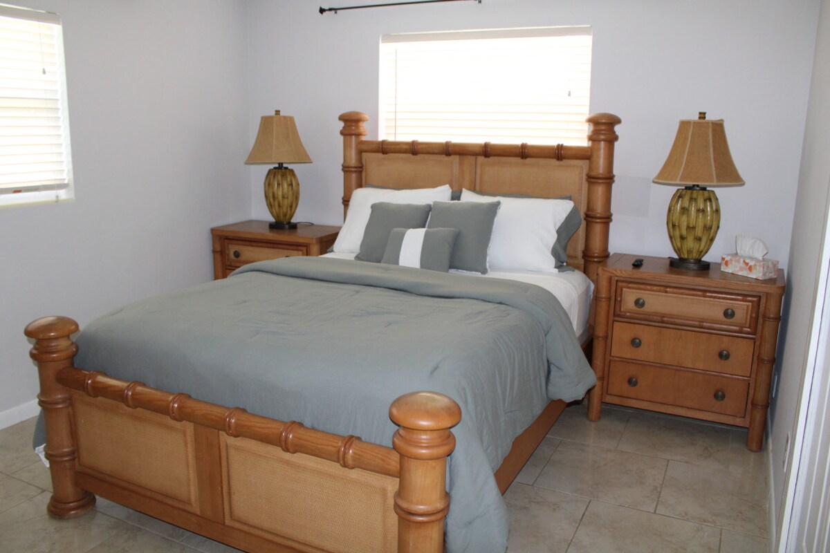 Cama tamaño queen con mesitas de noche