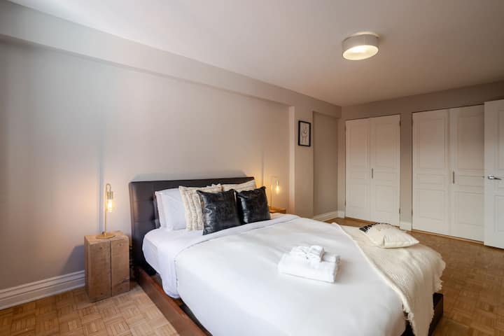 Dhoma e gjumit #1: Krevat dopio "queen", komodina dhe dollap i plotë