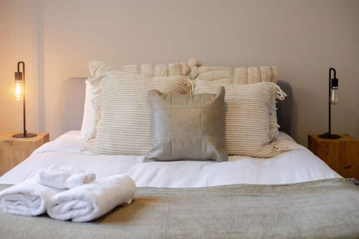 Dhoma e gjumit #2: Tekste të buta, ndriçim ambienti dhe shtroja me shtresa