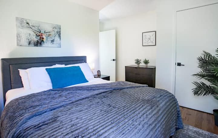 Habitación con cama tamaño queen