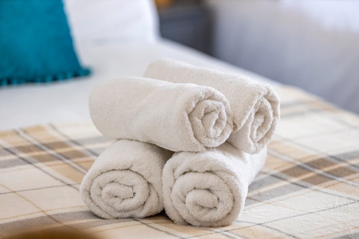 - რბილი თეთრი პირსახოცები, რომელიც სტუმრებისთვის მზად არის  
— მყუდრო საწოლის თბილი, კაროს დიზაინი  
— ახალი თეთრეული სტუმრობისას კომფორტს უზრუნველყოფს  