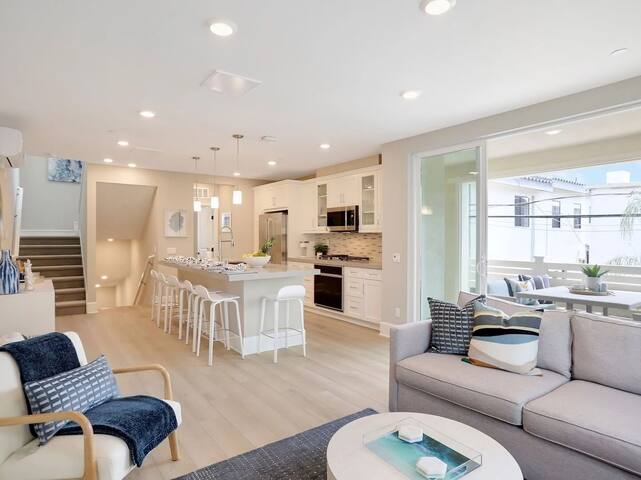 Water View Penthouses just 1 House to Bay! gallery image 3