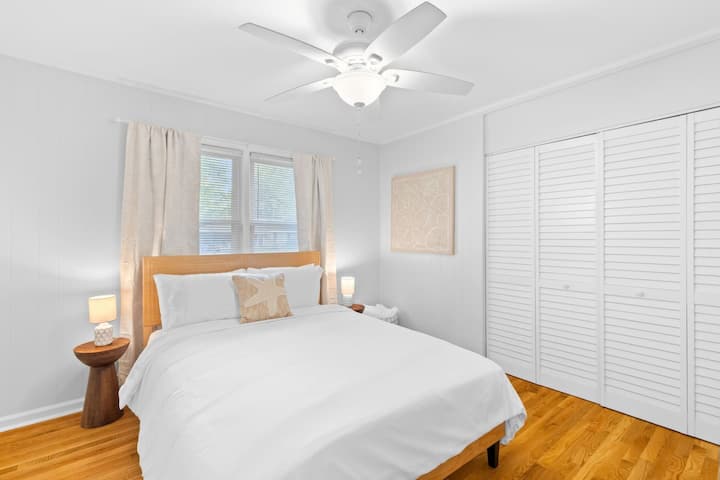 Stores d'assombrissement du lit queen size et de la chambre