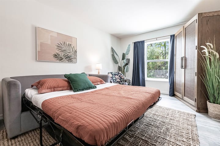 ბლოკი 1980: ნათელი და მყუდრო ოთახი, რომელშიც დგას კომფორტული დივანი‑გასაშლელი, მკვეთრი დეკორაციებია და ბუნებრივი სინათლე შემოდის. Აღჭურვილია დასაჯდომი კუთხით, სიმწვანითა და ფართო გარდერობით - იდეალურია ძიების შემდეგ დასვენებისთვის.