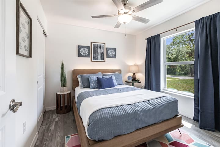 Ბინა 1978: მყუდრო საძინებელი ორადგილიანი საწოლით, თეთრეულითა და ძლიერი აქცენტებით. Დიდი ფანჯარა ფარდებით, ჭერის ვენტილატორითა და თანამედროვე დეკორით განტვირთვის საშუალებას იძლევა.
