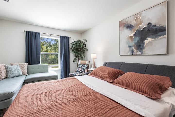 Ბინა 1978: ნათელი და მყუდრო ოთახი კომფორტული საძინებლის დივნით, ცოცხალი დეკორითა და ბუნებრივი განათებით. Აღჭურვილია დასაჯდომი კუთხით, სიმწვანითა და ფართო გარდერობით - იდეალურია ძიების შემდეგ დასვენებისთვის.