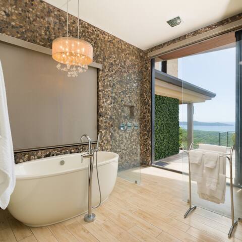 Exclusive Villa: Gym, Infinity Pool & Housekeeping