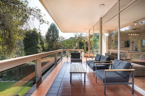 Spacious Home for Groups with Garden & Game Room