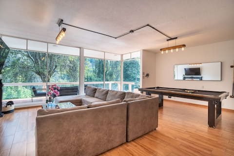 Perfect for Groups, Large Garden, Exclusive Suburb