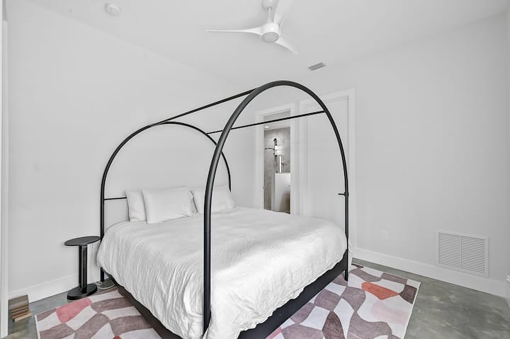 Čeka vas još jedna elegantna spavaća soba s bračnim krevetom (Queen size) i modernim krevetom s baldahinom te ekskluzivnom privatnom kupaonicom koja gostima pruža maksimalnu privatnost i udobnost u blizini plaža Sarasote.