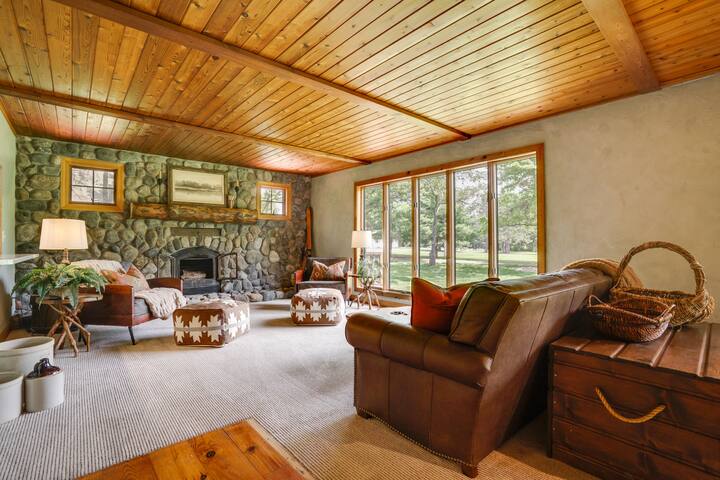 Picturesque Lake Elmo Cottage w/ Fire Pits! gallery image 4