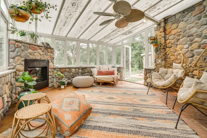 Picturesque Lake Elmo Cottage w/ Fire Pits!