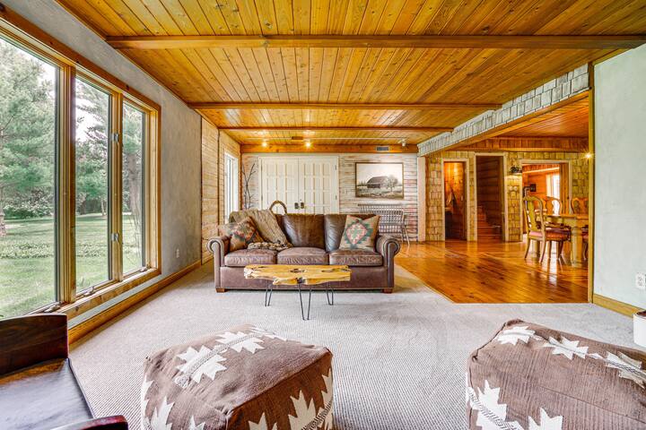 Picturesque Lake Elmo Cottage w/ Fire Pits! gallery image 5