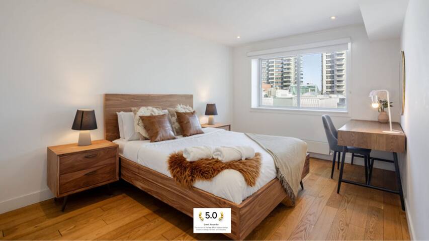 Grand 3BR – Experience Downtown Comfort