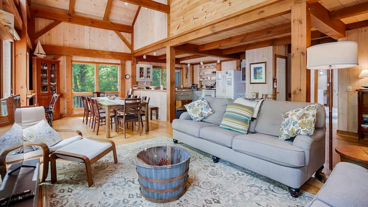 Chardonnay Chalet: Nestled In The Woods + Hot Tub - Canandaigua, NY