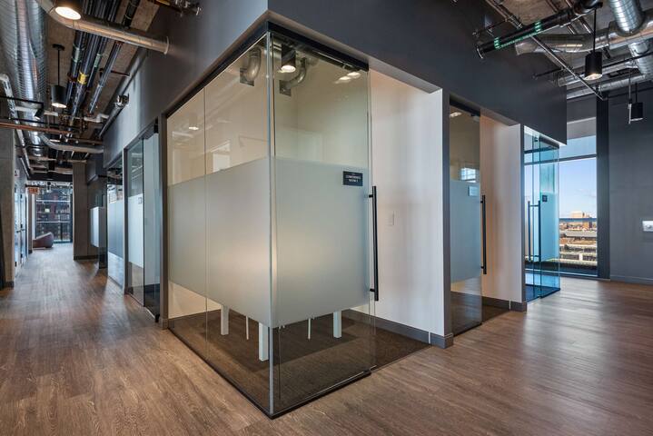 6 Luxe Apts, Perfect Group Solution, Sleeps 30 gallery image 4