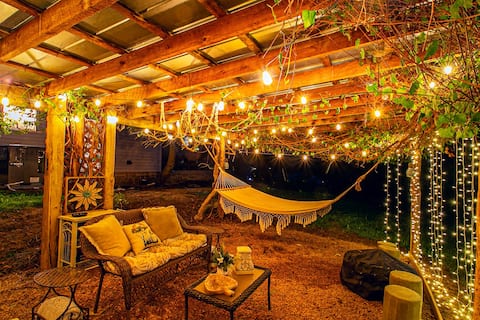 U-pick Vineyard W/ Cozy Beds, Pool Table, Fire Pit