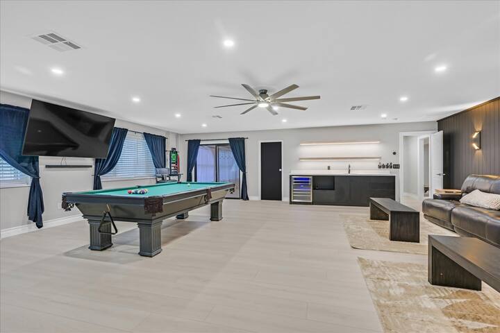 Luxury 5BR Retreat • Pool, Hot Tub, Gym • 7000sqf gallery image 3