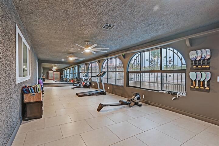 Luxury 5BR Retreat • Pool, Hot Tub, Gym • 7000sqf gallery image 5