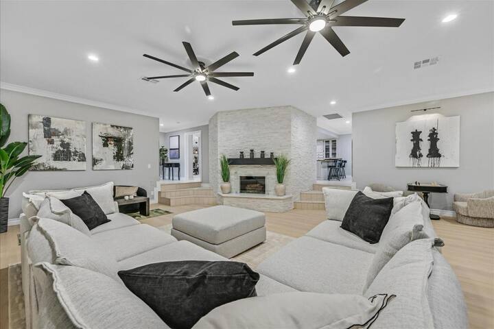 Luxury 5BR Retreat • Pool, Hot Tub, Gym • 7000sqf gallery image 2