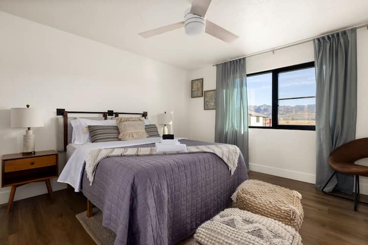 クイーンベッド1台とクローゼットがあるゲストベッドルーム。