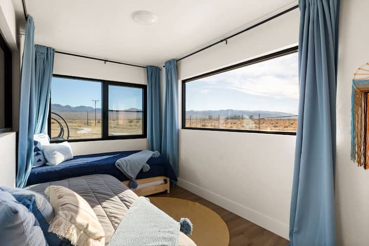 二段ベッドルームの展望エリアと追加のツインベッド2台。