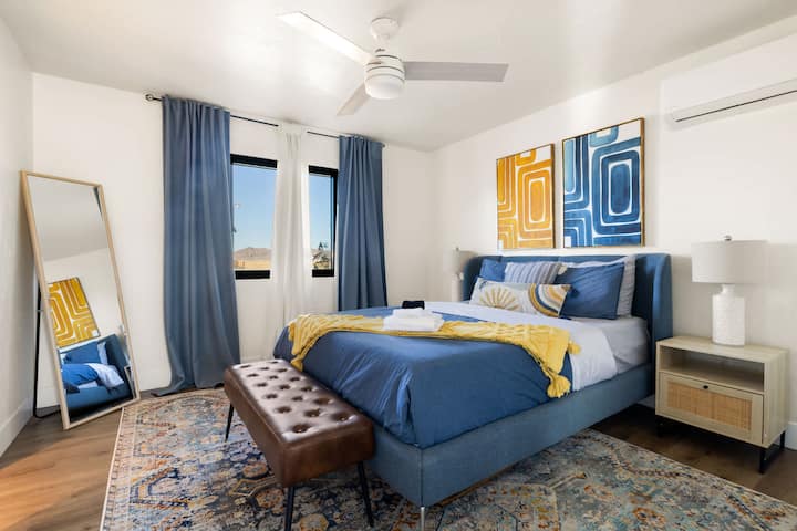 クイーンベッド1台とクローゼットがあるメインの寝室。