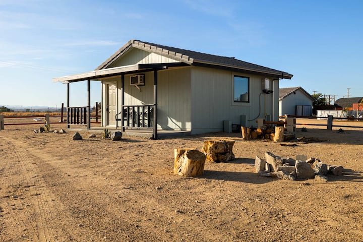 ワンルームマンションの外観。メインハウスから150フィート。フルバスルームが含まれています。