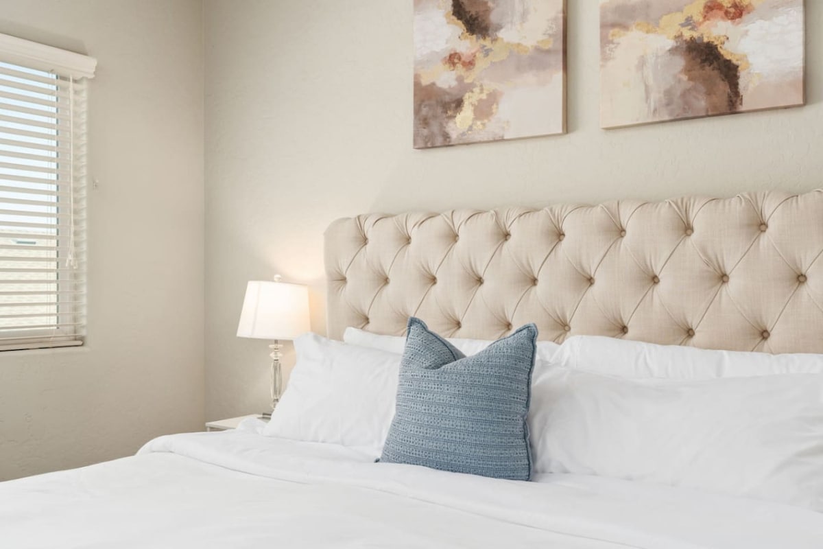 en el lujo con sábanas de primera calidad en la cama tamaño king, que ofrece el toque perfecto de comodidad y elegancia para una noche de sueño reparador.