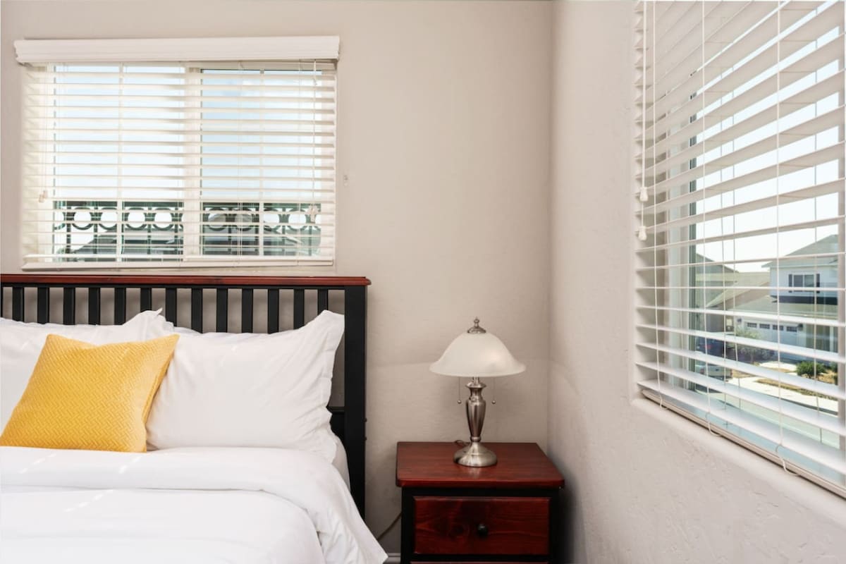 ¡Acogedor dormitorio queen! Un refugio tranquilo con una cómoda cama tamaño queen, perfecta para una noche de sueño reparador.