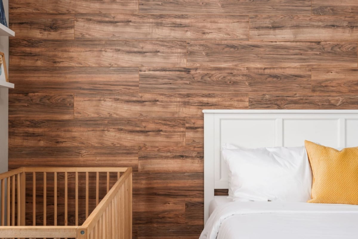 ¡Dormitorio encantador con toques rústicos! Esta acogedora habitación cuenta con un impresionante telón de fondo rústico, que crea un ambiente cálido y acogedor. Perfecto para familias, con una cuna disponible para que los más pequeños duerman profundamente durante tu estancia. 