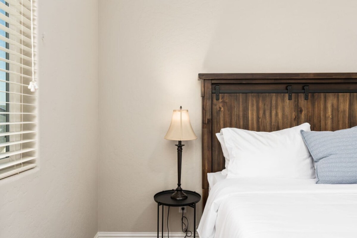 ¡Acogedor dormitorio queen! Esta acogedora habitación cuenta con una cómoda cama tamaño queen con sábanas suaves, lo que crea el espacio perfecto para una noche de sueño reparador. Un refugio tranquilo para que los huéspedes se relajen y recarguen energías. 
