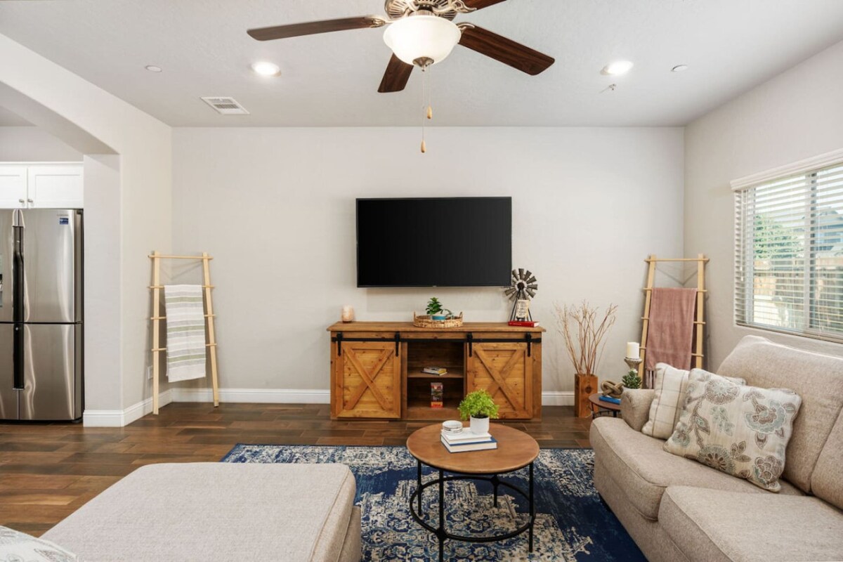 ¡Bienvenido a tu escapada a Clovis! Esta moderna casa ofrece un elegante refugio en un vecindario tranquilo y familiar cerca de Fresno. 