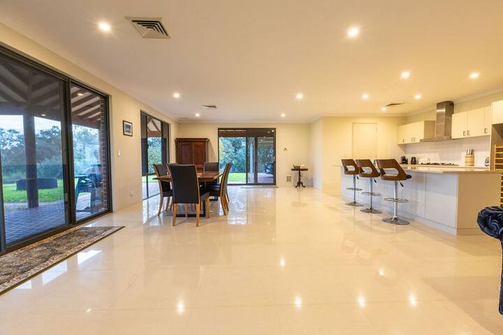 Picturesque 4BR Remote getaway – Beautiful views! gallery image 5