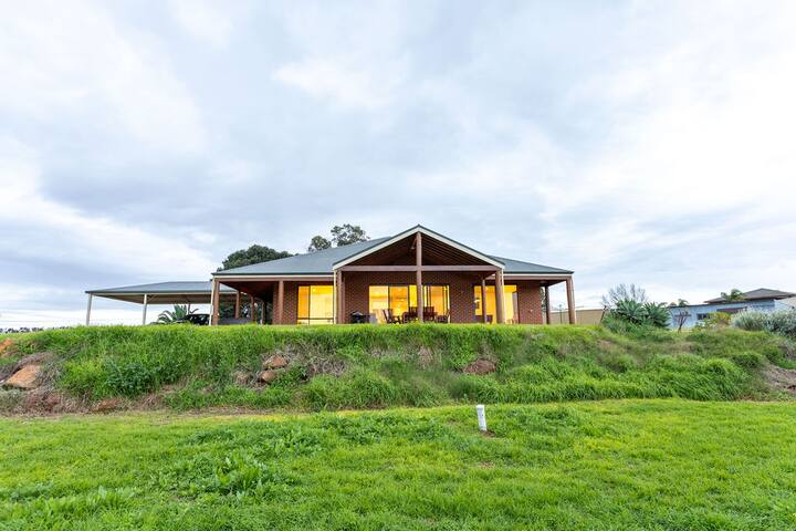 Picturesque 4BR Remote getaway – Beautiful views! gallery image 4