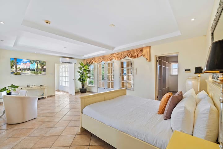 - להתפנק עם חדר השינה המרווח הזה, עם מיטת קינג סייז וחדר רחצה צמוד
- החדר שטוף באור טבעי, ומתגאה בחלונות גדולים, וילונות מתוחכמים
- להירגע באזור הישיבה הנעים עם טלוויזיה חכמה מותקנת לבידור