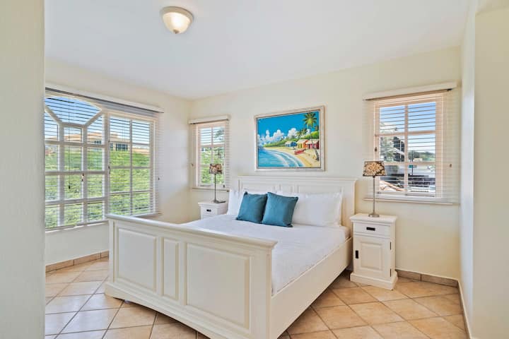 - להתעורר רעננים בחדר השינה המואר והמאוורר הזה, עם מיטת קווין סייז וחדר רחצה צמוד
- להתכרבל במיטה נוחה מוקפת בנופים שלווים ובעיצוב מרגיע
- מקום מפלט מושלם ללילות נינוחים ובקרים שלווים