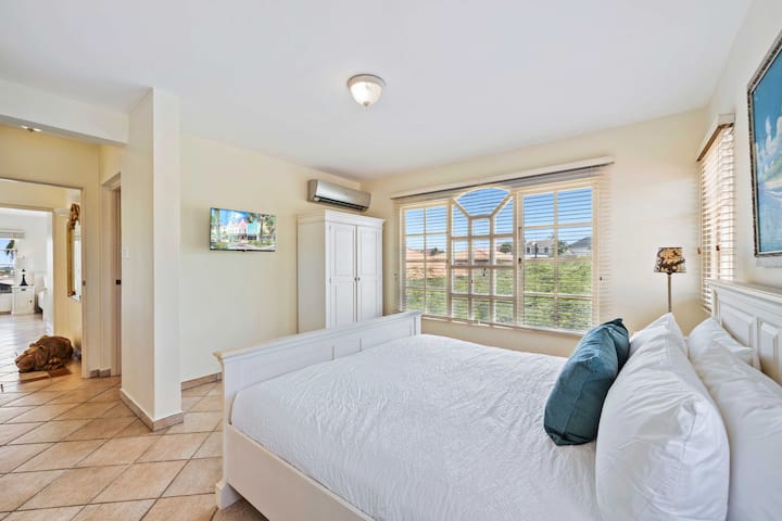 - חדר שינה מואר ומאוורר, עם מיטת קינג סייז וחלונות רחבים עם נוף שליו
- תוכלו להתבדר עם טלוויזיה חכמה לתוכניות ולסרטים האהובים עליכם
- מזגן ומחסן לתערובת המושלמת של נוחות וסגנון