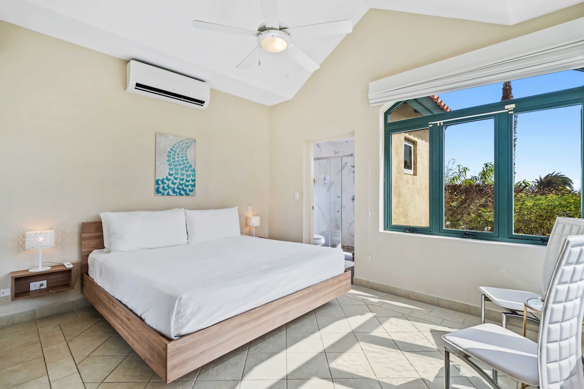 - Пространа спална соба со удобен брачен кревет, која нуди мирно искуство со спиење
- Големите прозорци овозможуваат многу природна светлина, создавајќи светла и пространа атмосфера
- Современиот декор и удобностите обезбедуваат удобен и релаксирачки престој