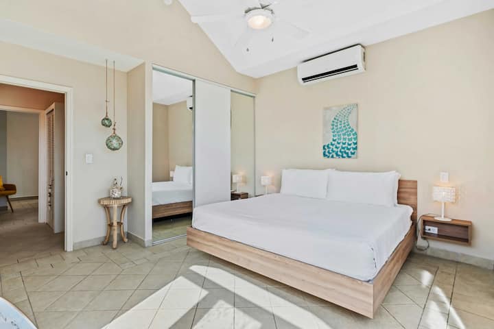 -卧室配有空调和套内卫生间，增加了便利性
-房间装饰有柔和的中性色调，并配有悬挂式吊灯
-镜面壁橱门增强了房间的空间和光线感