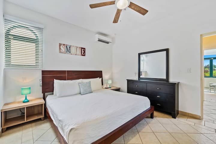 -宽敞的加大双人床，配有时尚的木质床头板
-房间配有带镜子的大梳妆台，提供储物空间和准备场所
-空调确保舒适，而欢快的「微笑」墙面装饰增添了积极的感觉