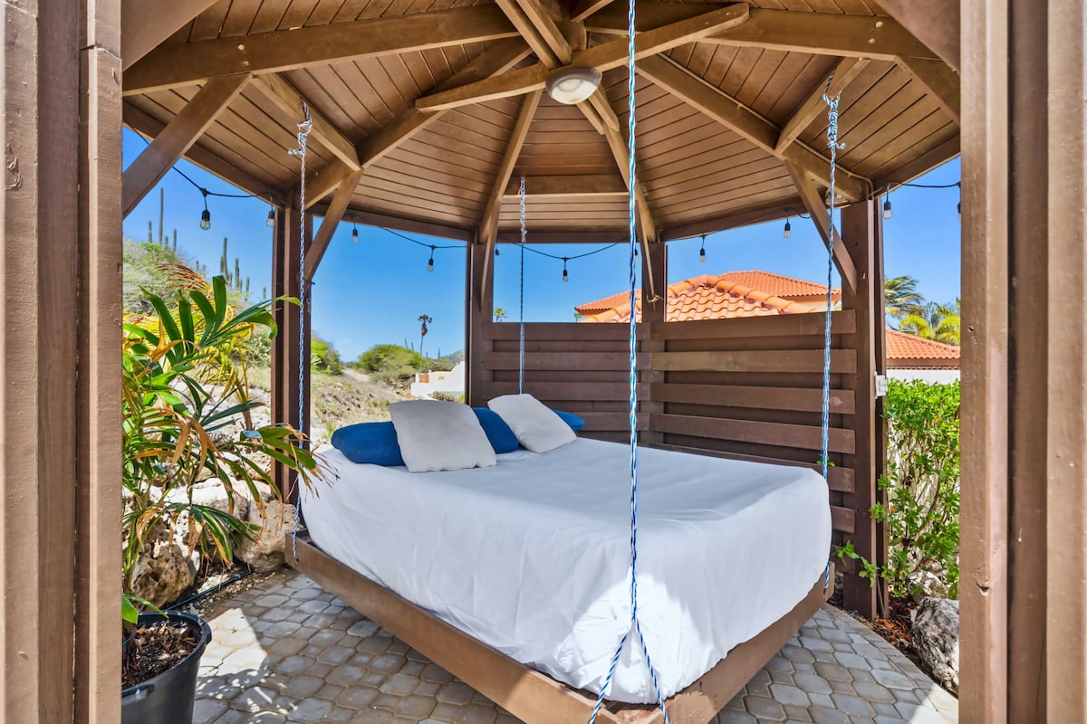 - Искусете ја врвната релаксација со нашиот надворешен висечки кревет под беседката
- Сместено во мирен амбиент, идеално место за опуштање и уживање во спокојството
- Почувствувајте го ладното ветре и уживајте во живописната околина додека се опуштате удобно
