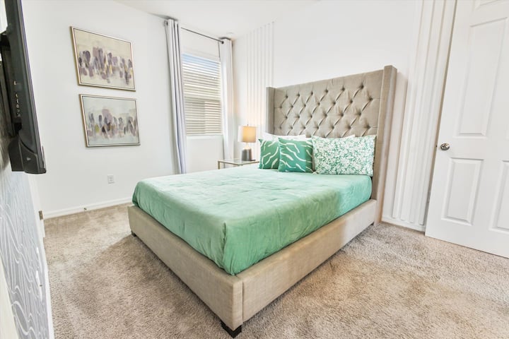 Bračni krevet (širine 150-179 cm), spavaća soba 2, kupaonica na katu
