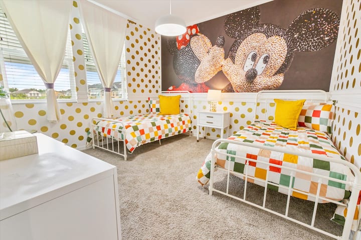 Dvije bliznakinje, spavaća soba 5, na katu
Zajednička kupaonica
Mickey Theme