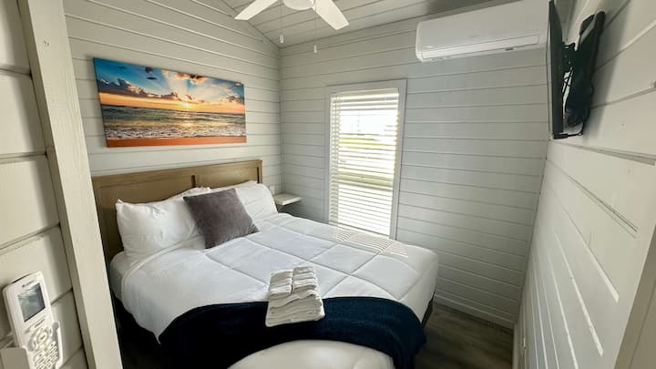 Segundo dormitorio - Cama tamaño queen cómoda - Medio baño adjunto - TV con Roku