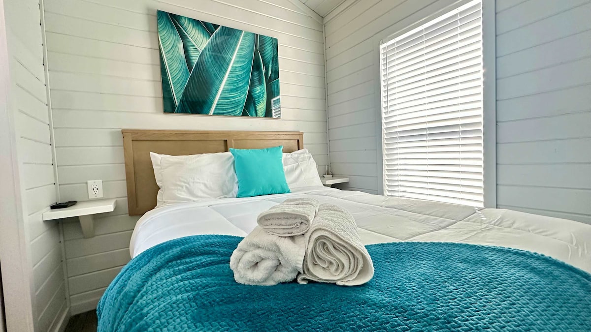 غرفة النوم الثانية - سرير مريح بحجم كوين - نصف حمام ملحق - تلفزيون مع روكو